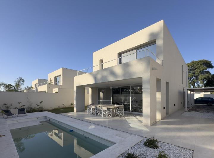 Casa · 216m² · 5 Ambientes · 2 Cocheras
