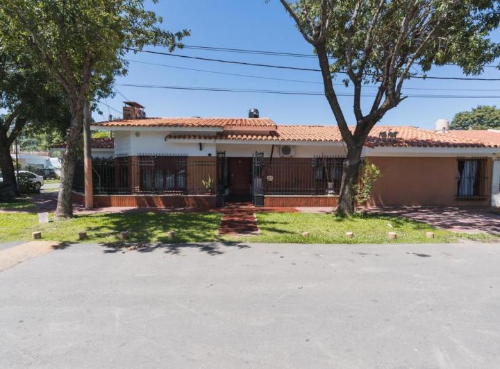 Casa · 244m² · 6 Ambientes · 2 Cocheras