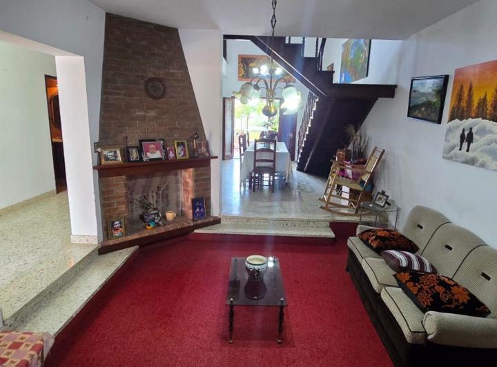 Casa · 262m² · 7 Ambientes · 1 Cochera