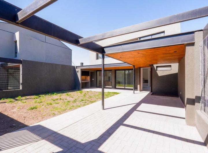 Casa · 144m² · 4 Ambientes · 2 Cocheras