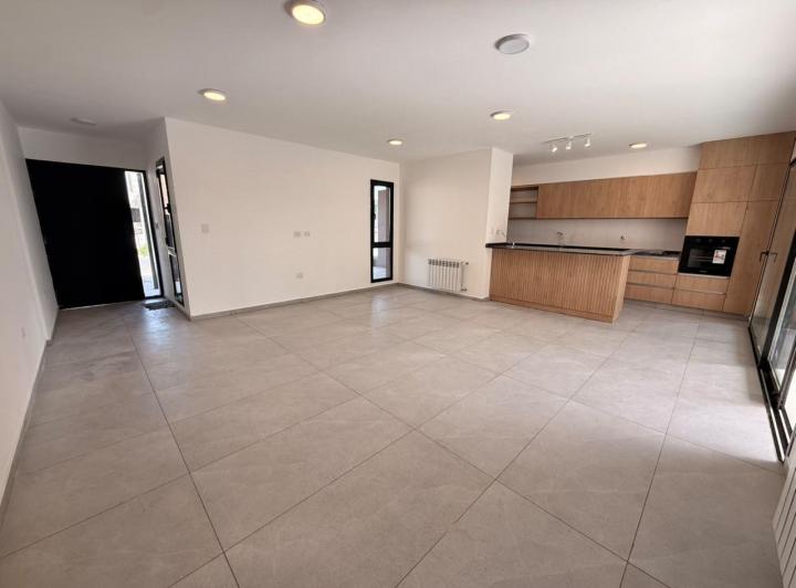 Casa · 160m² · 5 Ambientes · 2 Cocheras