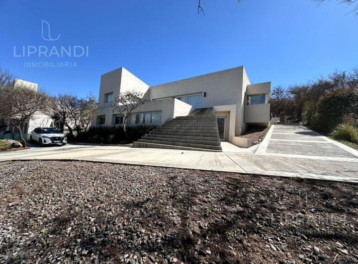 Casa · 316m² · 6 Ambientes · 2 Cocheras