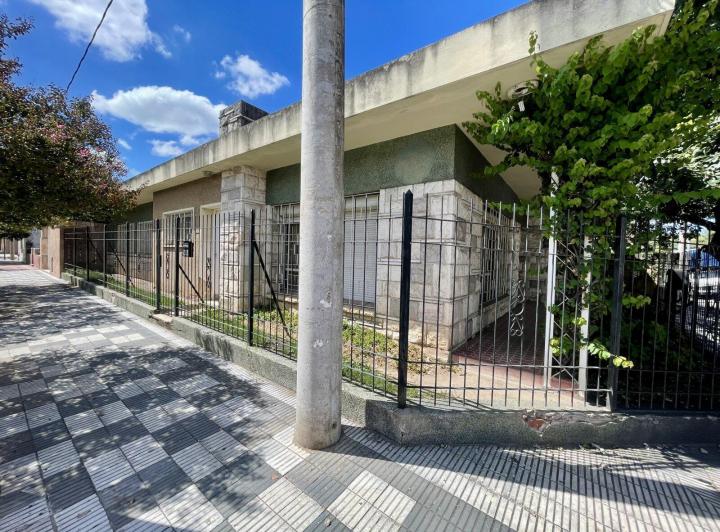 Casa · 239m² · 9 Ambientes · 3 Cocheras