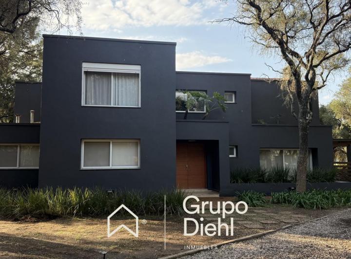 Casa · 1500m² · 5 Dormitorios · 2 Cocheras