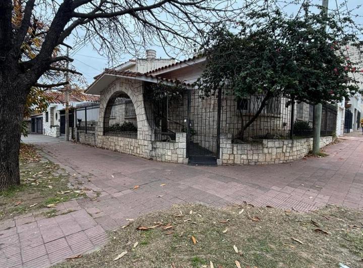 Casa · 235m² · 4 Dormitorios · 1 Cochera