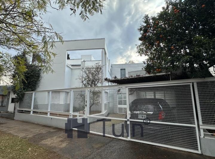 Casa · 240m² · 4 Dormitorios · 2 Cocheras