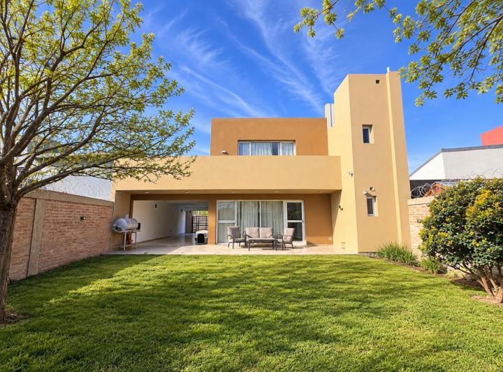Casa · 165m² · 5 Ambientes · 2 Cocheras