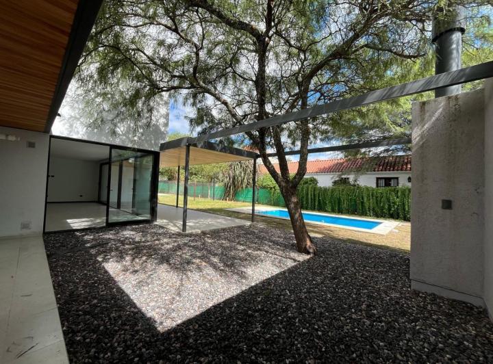 Casa · 250m² · 4 Ambientes · 2 Cocheras