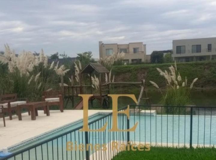 Casa · 270m² · 6 Ambientes · 2 Cocheras