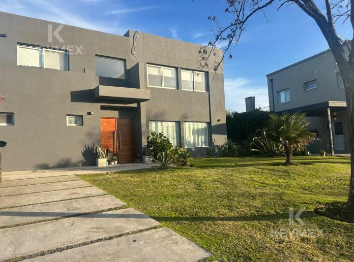 Casa · 191m² · 4 Ambientes · 2 Cocheras