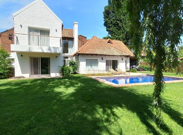 Casa · 230m² · 4 Ambientes