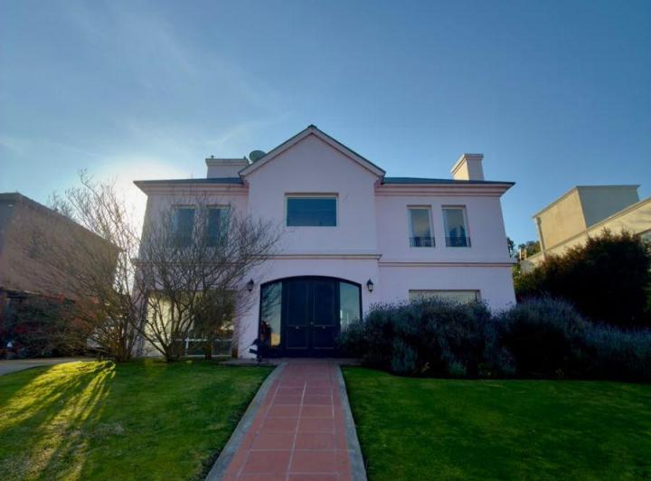 Casa · 250m² · 4 Ambientes · 1 Cochera