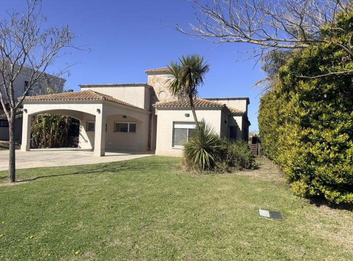 Casa · 780m² · 4 Ambientes · 2 Cocheras