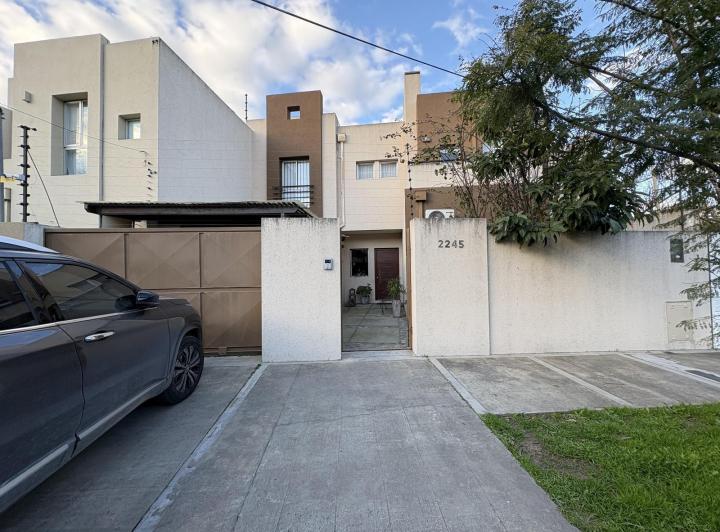Casa · 215m² · 4 Dormitorios · 2 Cocheras