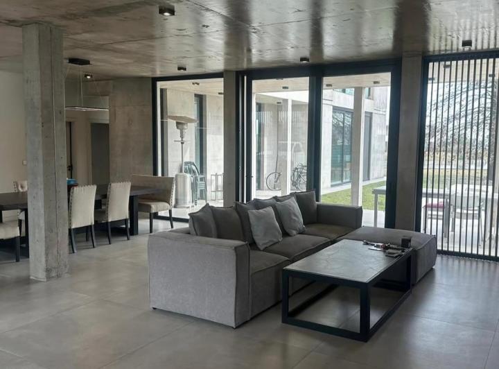 Casa · 1100m² · 6 Ambientes · 3 Cocheras