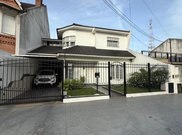 Casa · 250m² · 5 Ambientes · 3 Cocheras