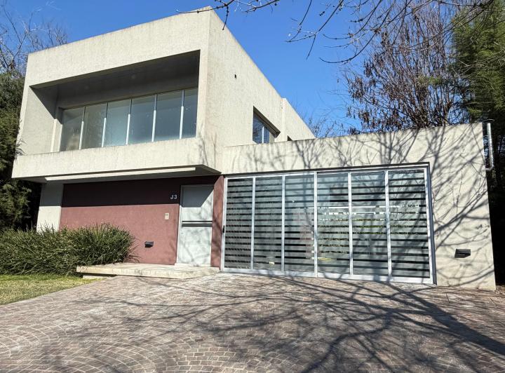 Casa · 200m² · 4 Ambientes · 2 Cocheras