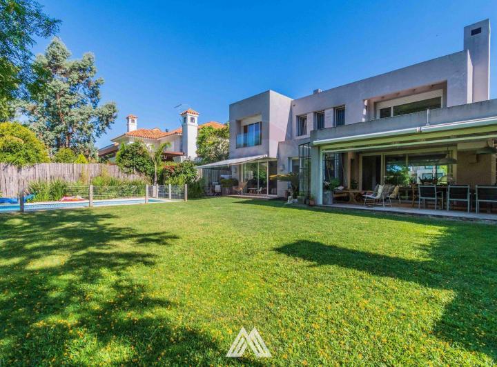 Casa · 250m² · 7 Ambientes · 1 Cochera