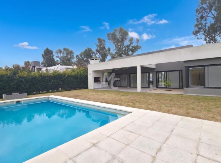 Casa · 170m² · 4 Ambientes · 1 Cochera