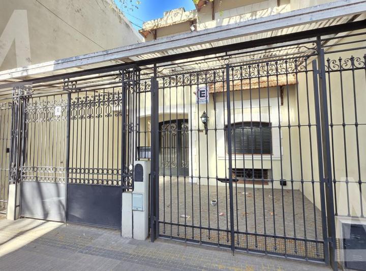 Casa · 7 Ambientes · 2 Cocheras