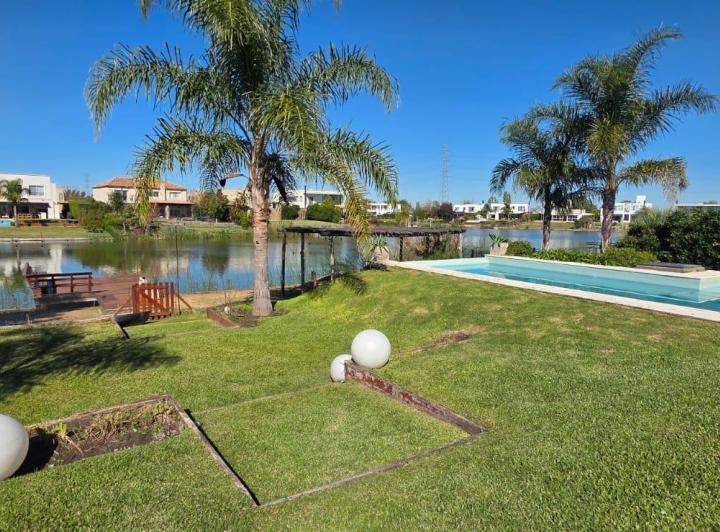 Casa · 280m² · 5 Ambientes · 2 Cocheras