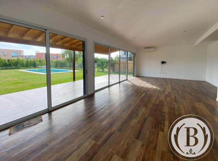 Casa · 200m² · 4 Ambientes · 2 Cocheras