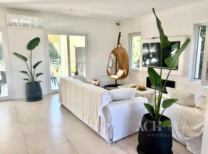 Casa · 220m² · 5 Ambientes · 1 Cochera