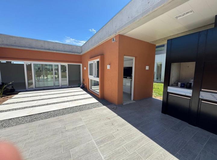 Casa · 200m² · 4 Ambientes · 2 Cocheras