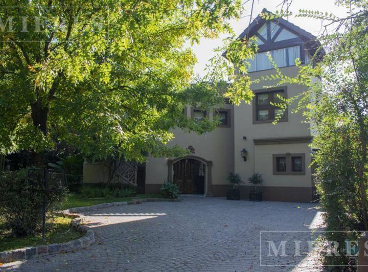 Casa · 250m² · 6 Ambientes · 2 Cocheras
