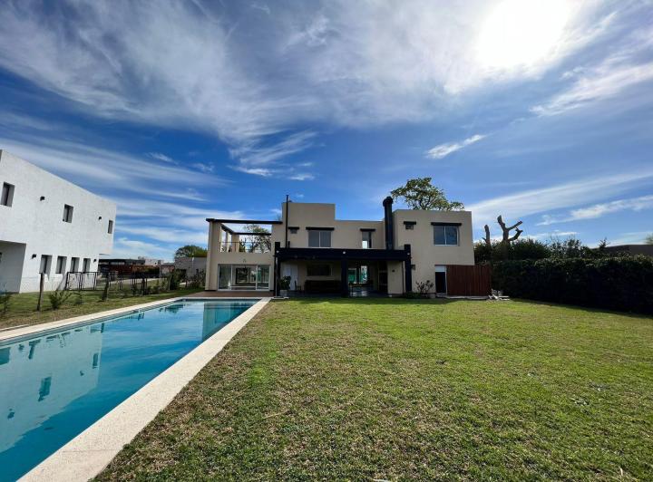 Casa · 280m² · 5 Ambientes · 2 Cocheras