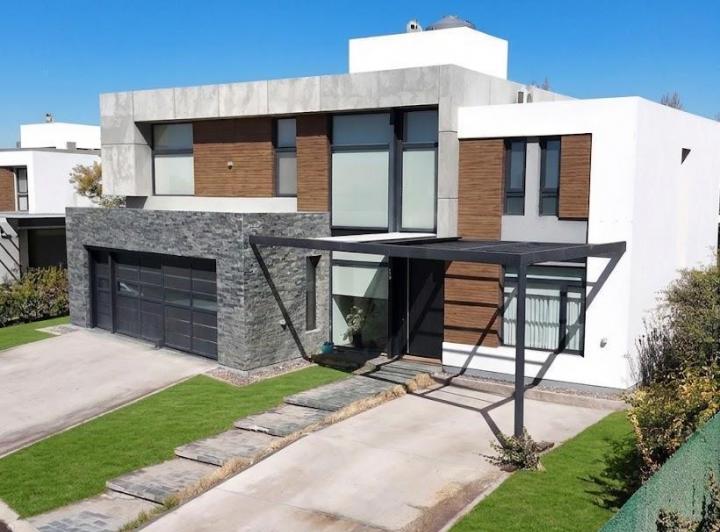Casa · 428m² · 3 Dormitorios · 2 Cocheras