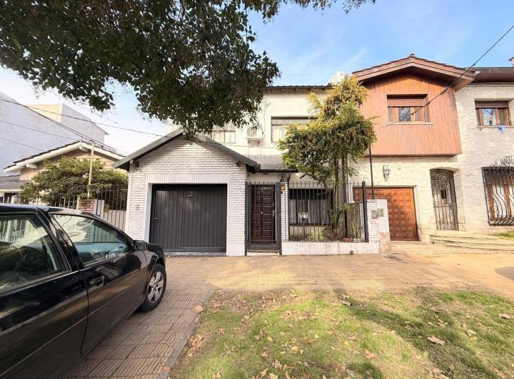 Casa · 140m² · 5 Ambientes · 2 Cocheras
