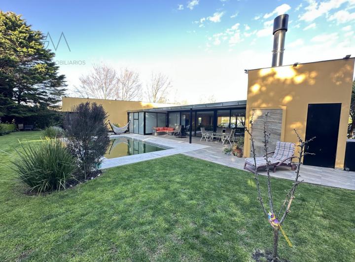 Casa · 196m² · 5 Ambientes · 2 Cocheras