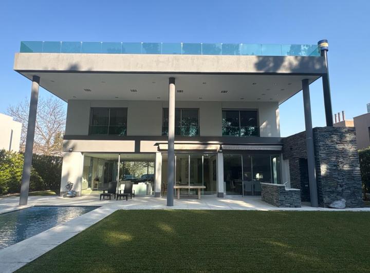 Casa · 400m² · 6 Ambientes · 4 Cocheras