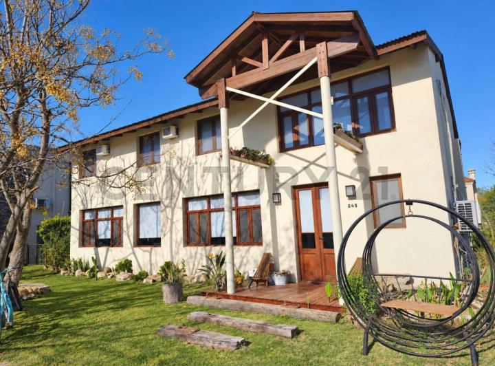 Casa · 198m² · 5 Ambientes · 1 Cochera