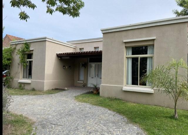 Casa · 14000m² · 5 Ambientes · 2 Cocheras