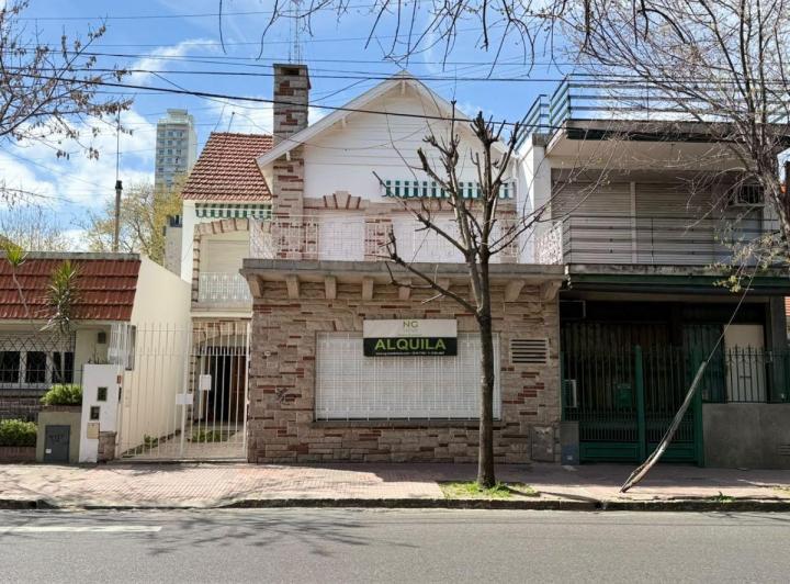 Casa · 230m² · 5 Ambientes · 2 Cocheras