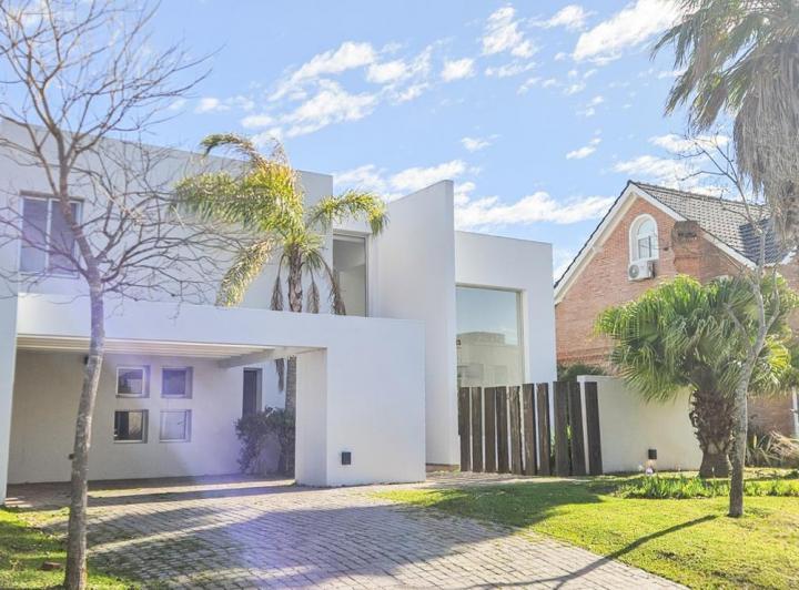 Casa · 230m² · 5 Ambientes · 2 Cocheras