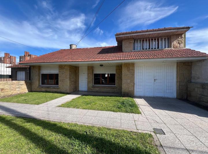 Casa · 135m² · 4 Ambientes · 2 Cocheras