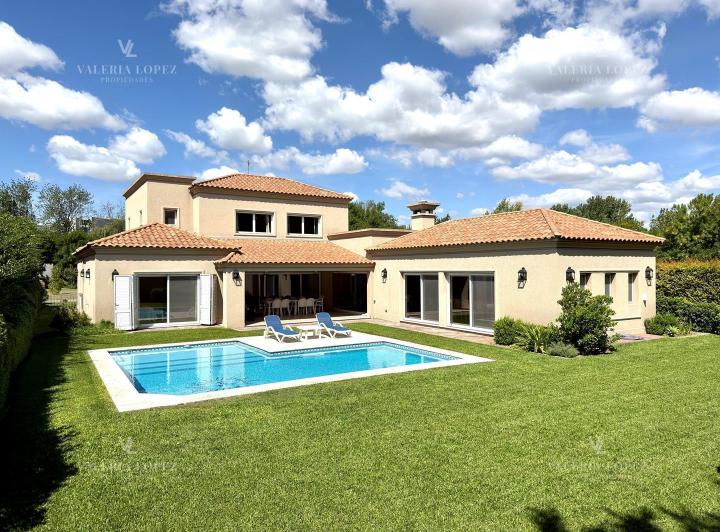 Casa · 365m² · 5 Ambientes · 2 Cocheras