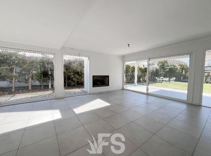 Casa · 260m² · 5 Ambientes · 2 Cocheras