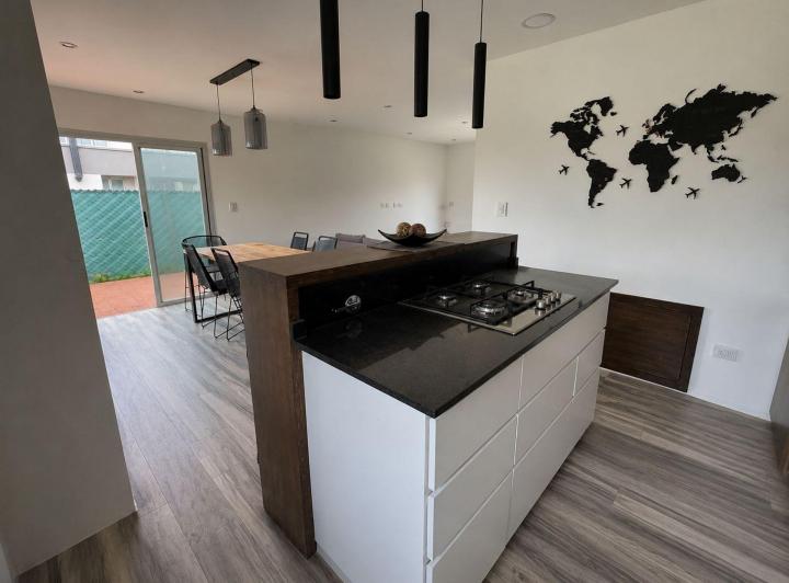 Casa · 180m² · 4 Ambientes · 2 Cocheras