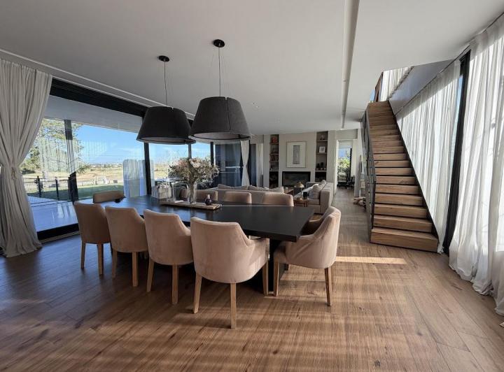 Casa · 350m² · 4 Ambientes · 6 Cocheras