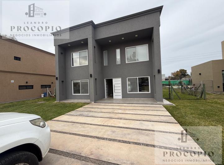 Casa · 177m² · 4 Ambientes · 4 Cocheras