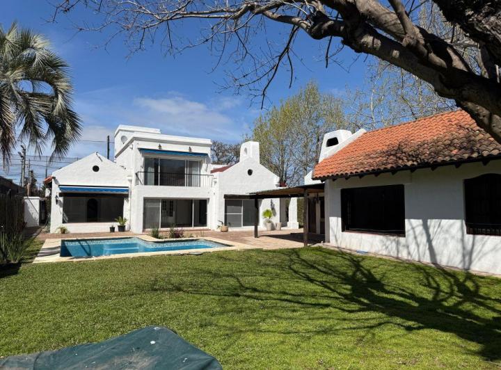 Casa · 60m² · 8 Ambientes · 4 Cocheras