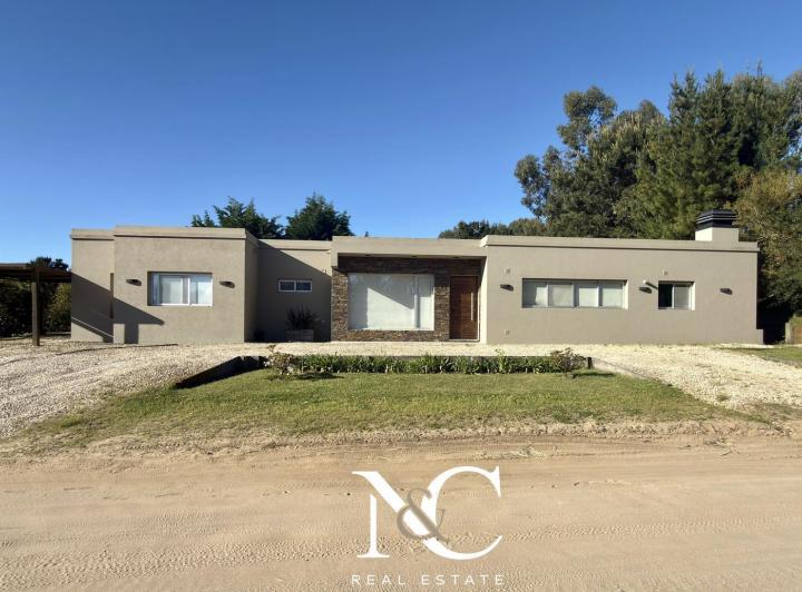 Casa · 200m² · 5 Ambientes · 1 Cochera