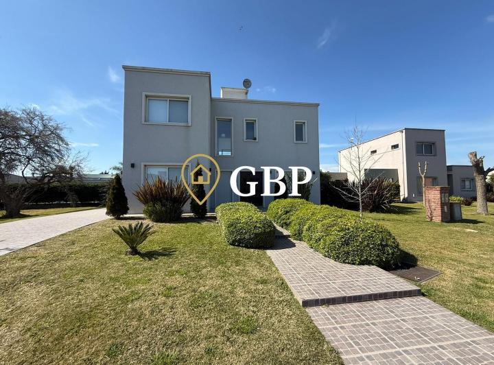 Casa · 200m² · 5 Ambientes · 3 Cocheras