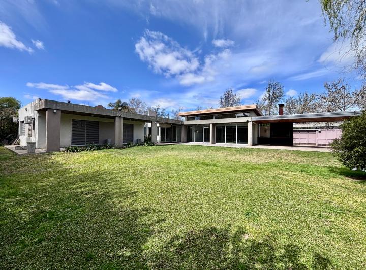 Casa · 220m² · 5 Ambientes · 2 Cocheras