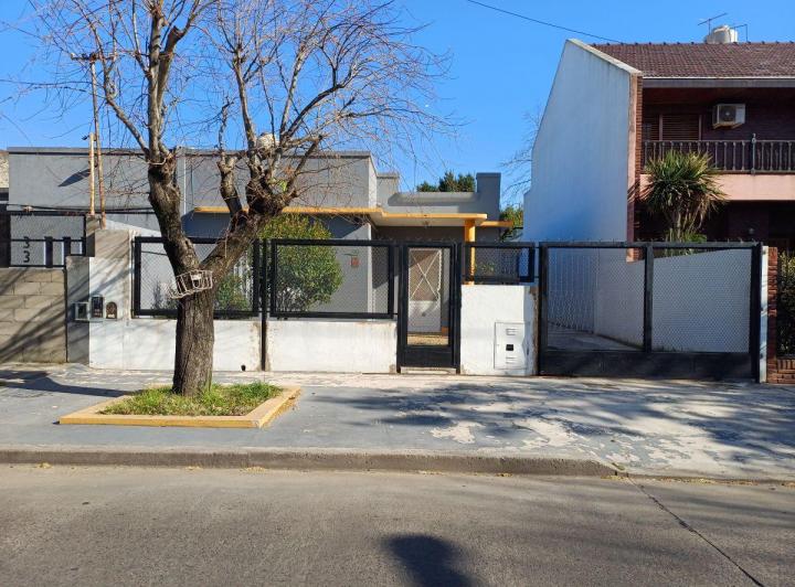 Casa · 110m² · 4 Ambientes · 4 Cocheras