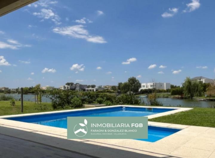 Casa · 220m² · 6 Ambientes · 2 Cocheras